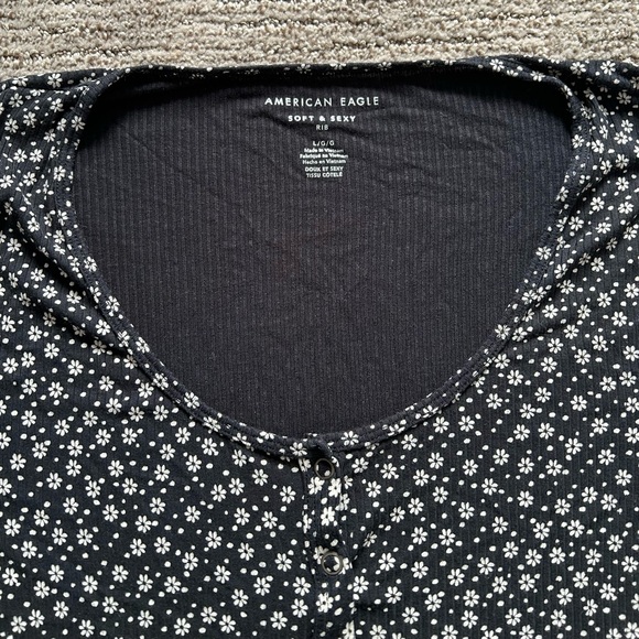 AE BLACK AND WHITE FLORAL TEE - Size L - Picture 3 of 3